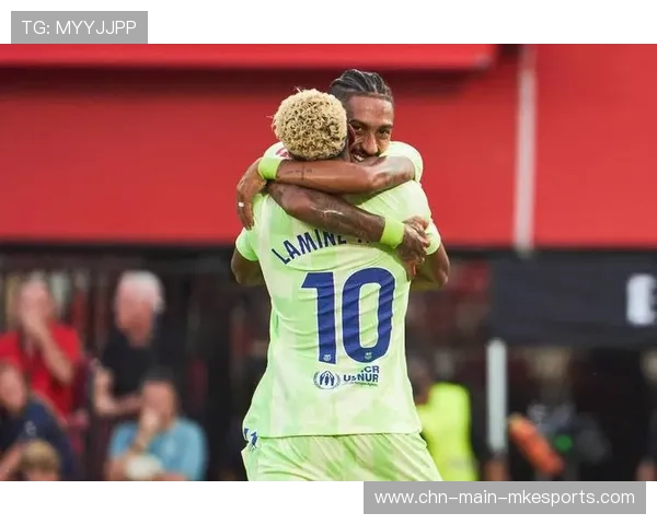 巴萨前场配合强度提升,拉菲尼亚动作节奏快速 巴萨前场配合强度提升,拉菲尼亚动作节奏快速