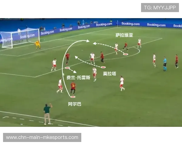 莱万禁区外智能跑动创造射门机会,拜仁完全掌控主动 莱万禁区外智能跑动创造射门机会,拜仁完全掌控主动